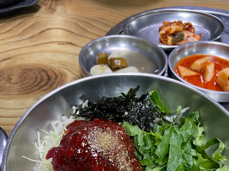 육회비빔밥과 밑반찬