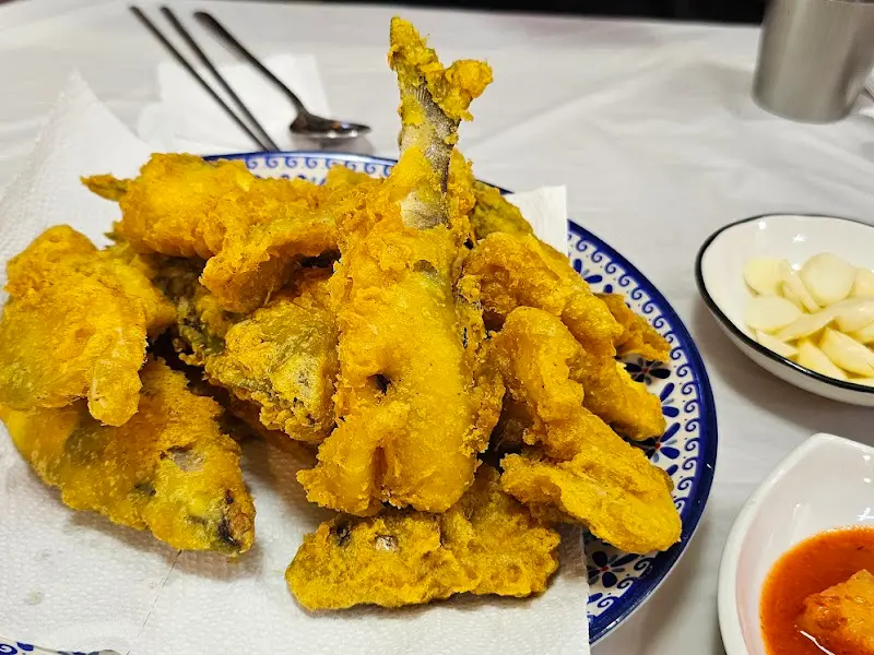 황금빛으로 빛나는 은어튀김