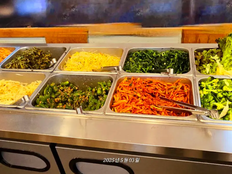 다양한 나물 반찬이 준비된 셀프 코너