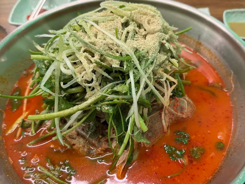 미나리 감자탕의 압도적인 비주얼