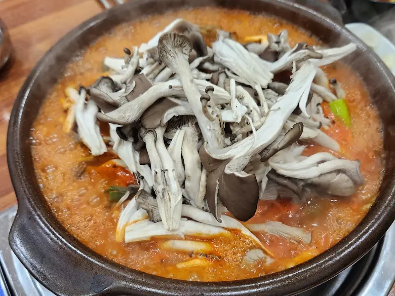 버섯이 듬뿍 올려진 짜글이