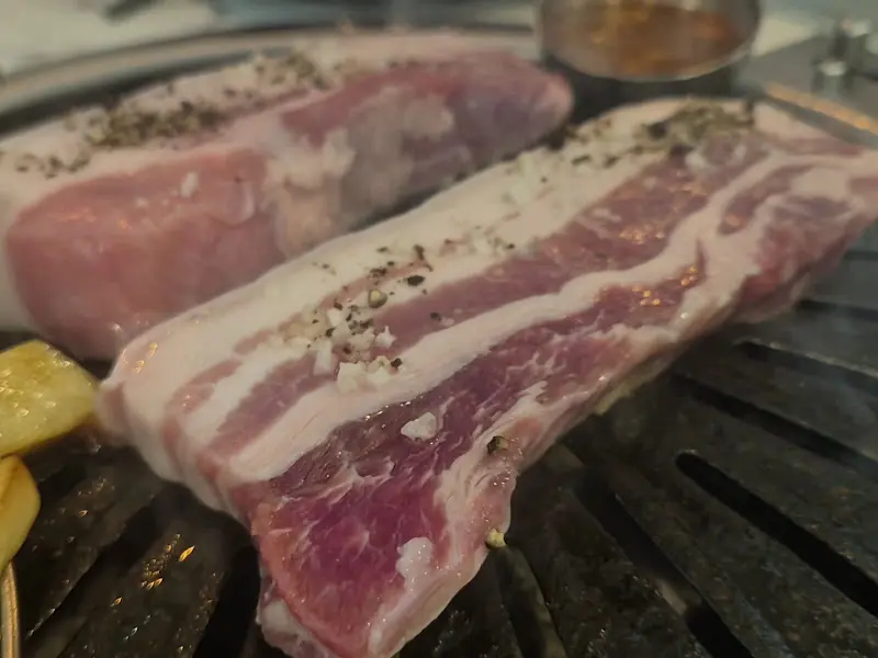 불판 위에 올려진 삼겹살