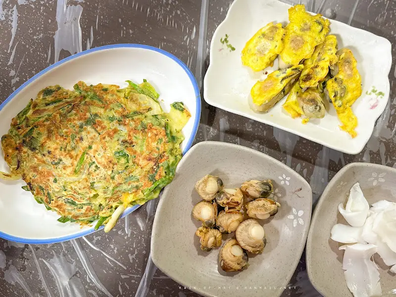 다채로운 밑반찬들이 한 상 가득 차려진 모습