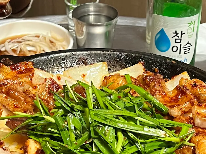 싱싱한 부추와 함께 즐기는 곱창