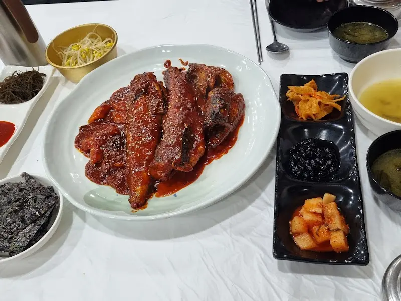 코다리조림과 다양한 밑반찬이 차려진 테이블