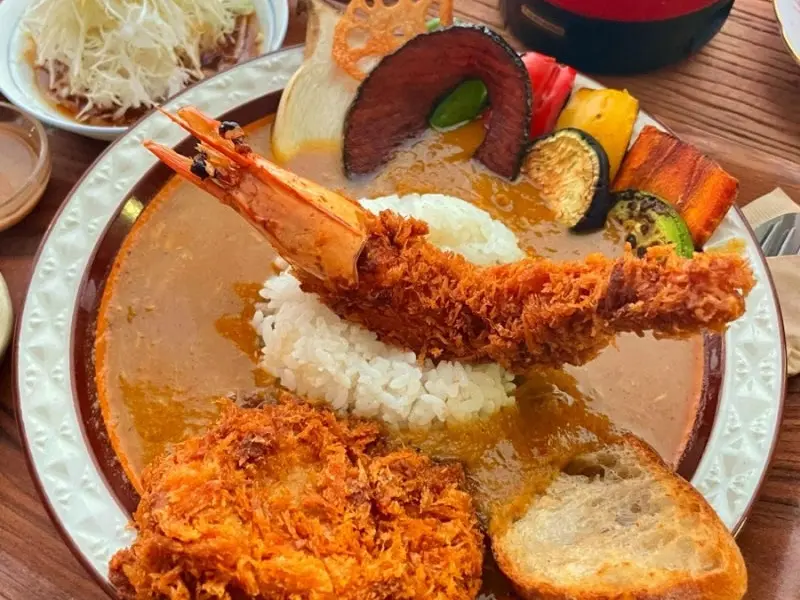 구구식탁의 대표 메뉴, 카레와 돈까스, 새우튀김 세트