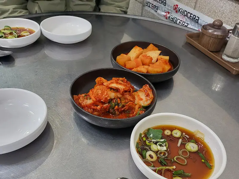 소머리국밥과 함께 놓인 김치와 깍두기