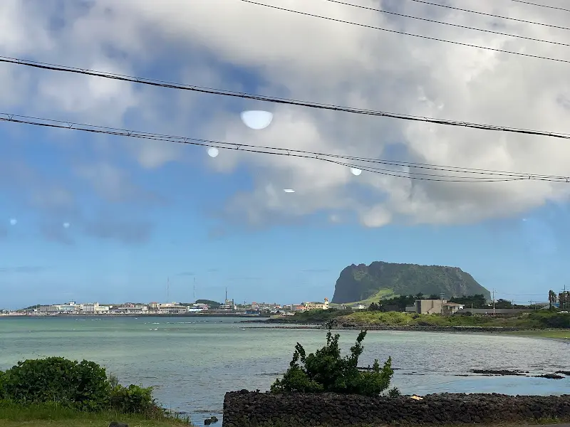 식당에서 보이는 성산일출봉 뷰