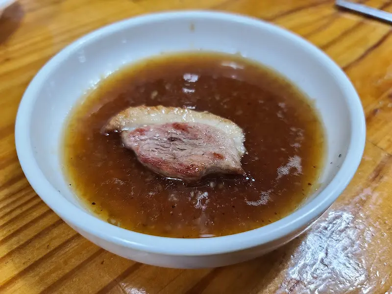 특제 소스에 담긴 오리고기