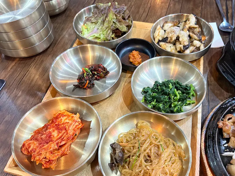 다양한 종류의 반찬들