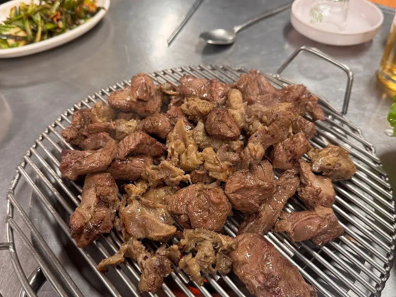 숯불 위에서 노릇하게 구워진 토시살