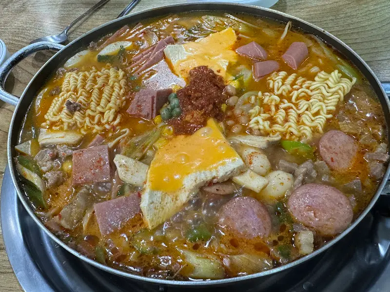KD부대찌개의 푸짐한 부대전골 비주얼