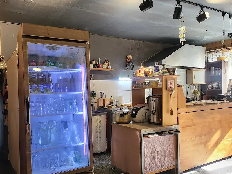 음료와 맥주가 진열된 냉장고