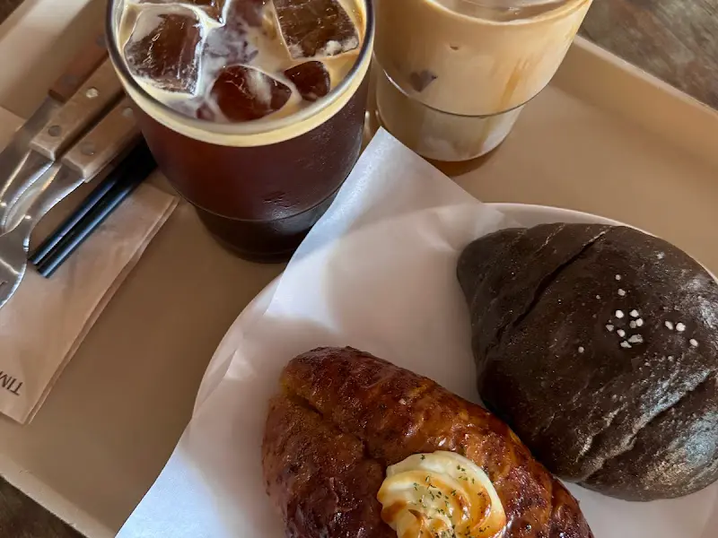 쟁반 위에 놓인 음료 두 잔과 빵 두 개