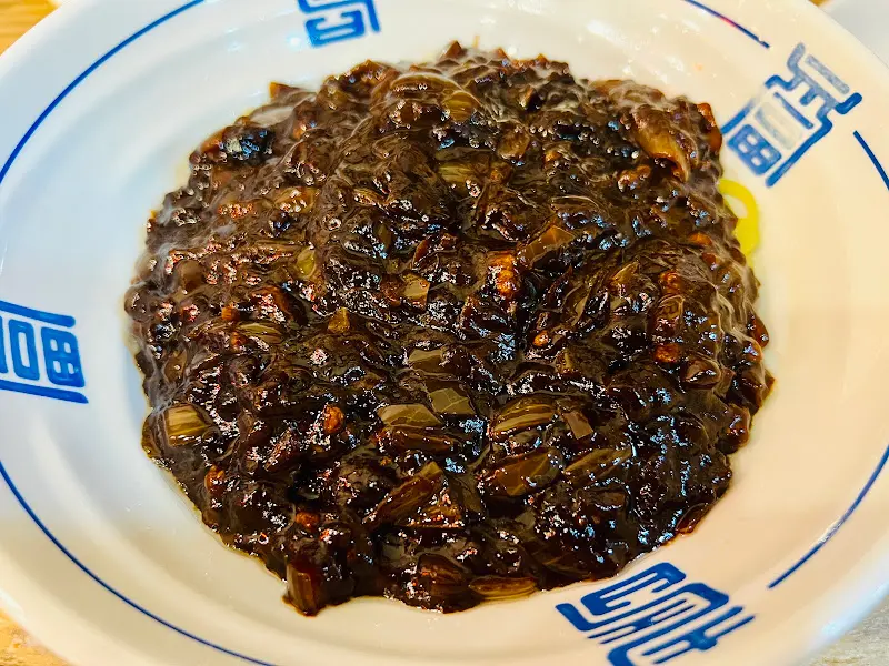 꾸덕한 짜장 소스가 일품인 짜장면