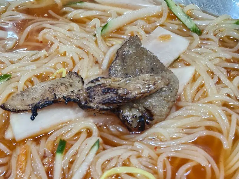 보기만 해도 시원해지는 밀면