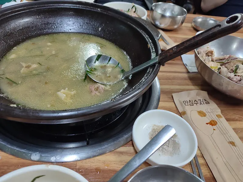 국자로 닭백숙을 푸는 모습