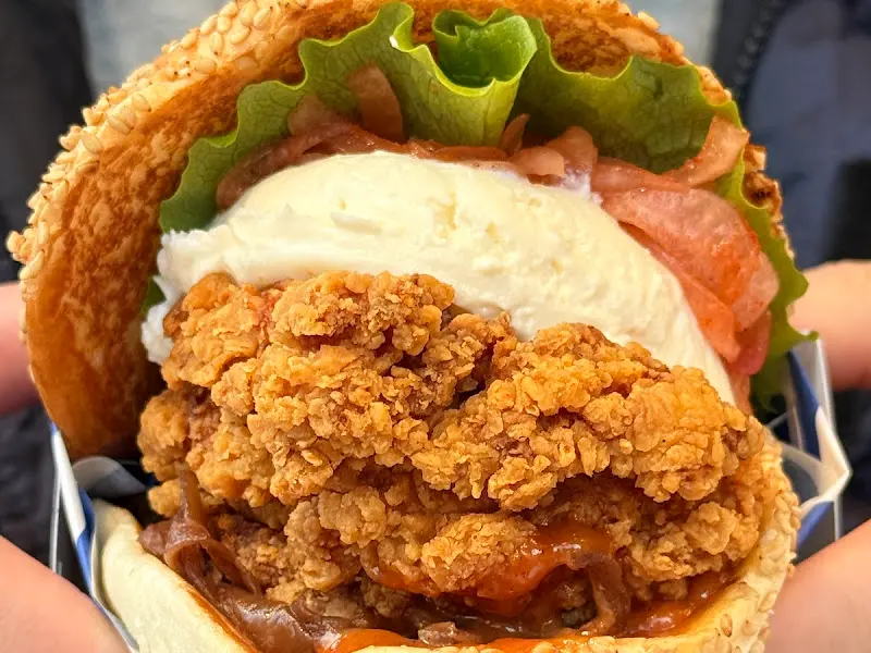 핫 앤 사워 치킨 아보카도 버거