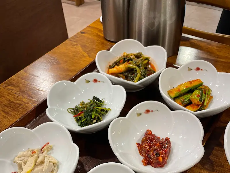 꽃 모양의 접시에 담긴 정갈한 반찬들