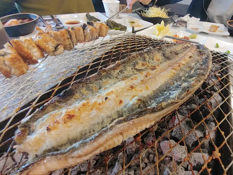 잘 구워진 장어구이 한 상 차림