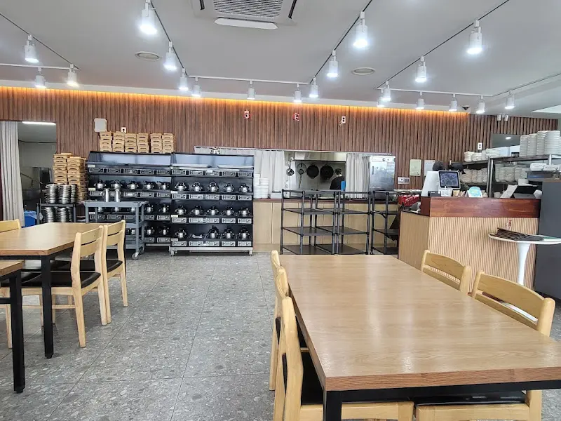 넓고 깨끗한 홀 내부