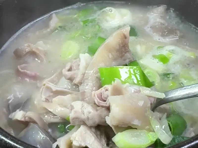 뽀얀 국물에 푸짐하게 담긴 순댓국