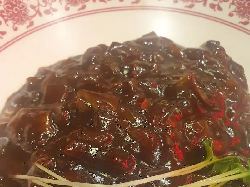 윤기가 자르르 흐르는 짜장 소스