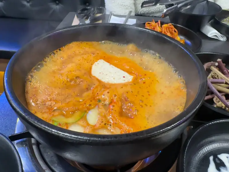 보글보글 끓는 김치찌개