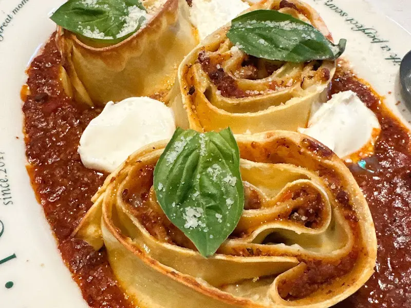 돌돌 말린 파스타 위에 바질이 올라간 모습