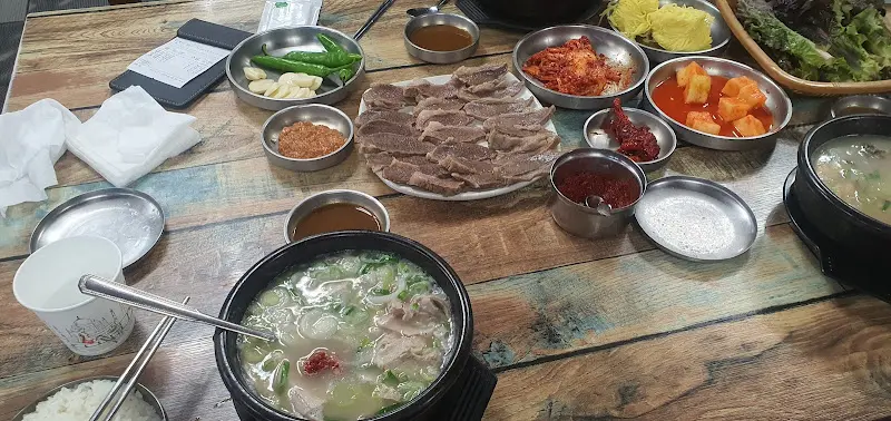 푸짐하게 차려진 돼지국밥 한 상