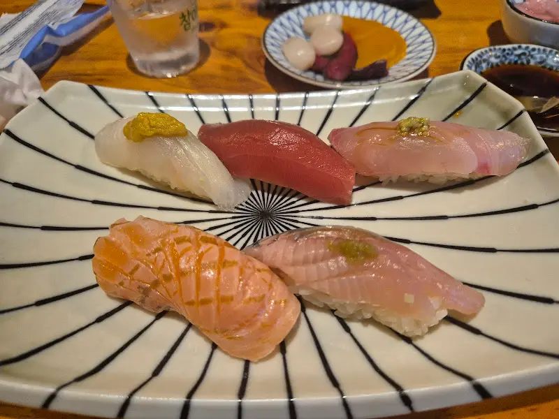 윤기가 흐르는 신선한 스시