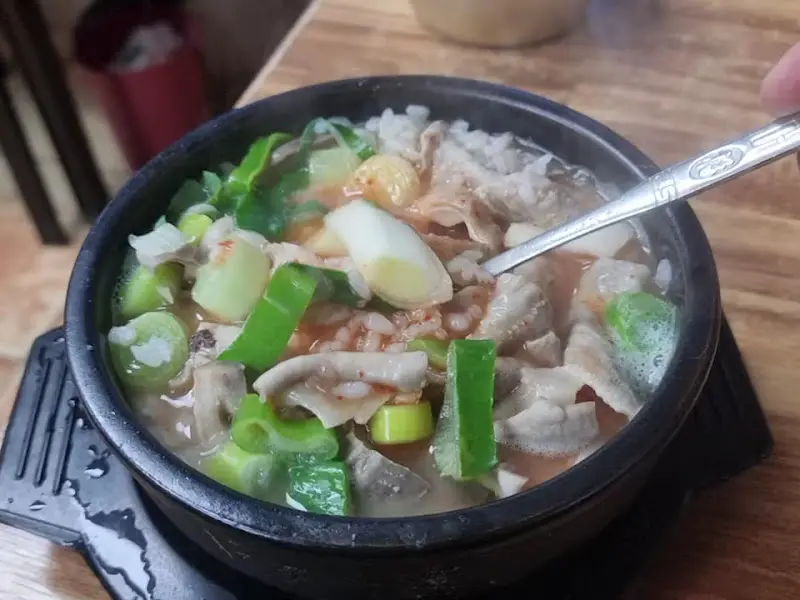 뚝배기에 담겨져 나오는 순대국밥