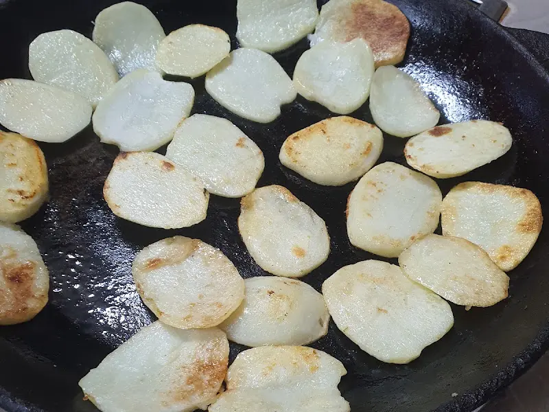 기름에 노릇하게 구워진 감자 슬라이스