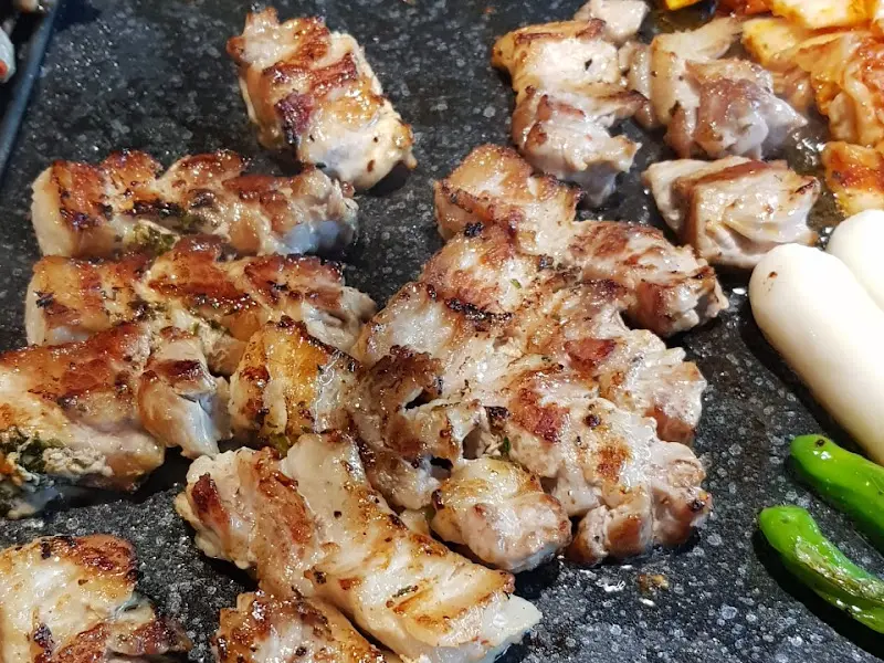 노릇하게 구워진 삼겹살 조각들