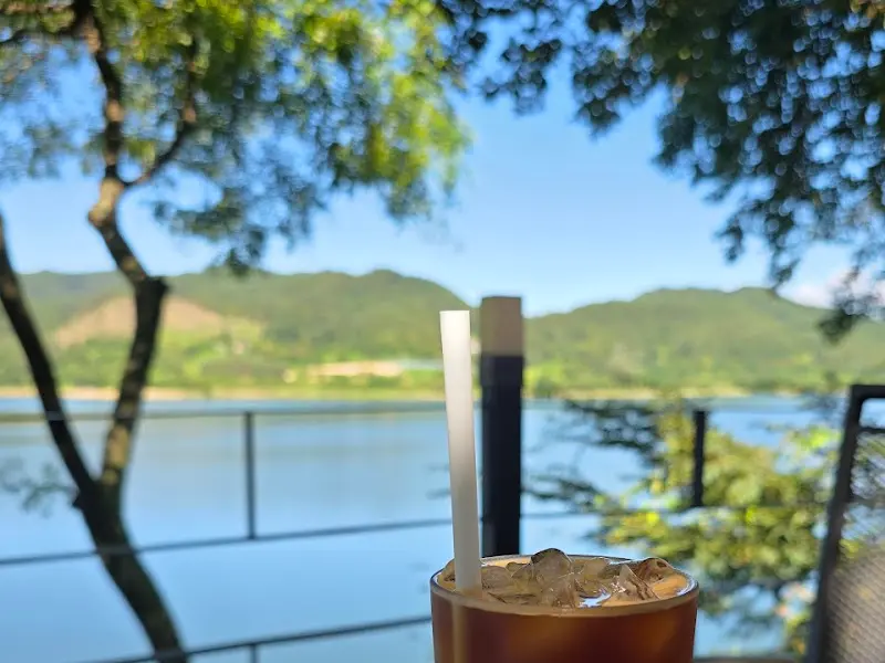 아이스 아메리카노와 용담호 뷰