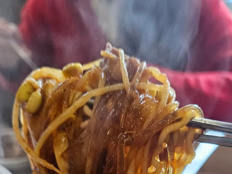 라면 사리를 젓가락으로 들어올린 모습