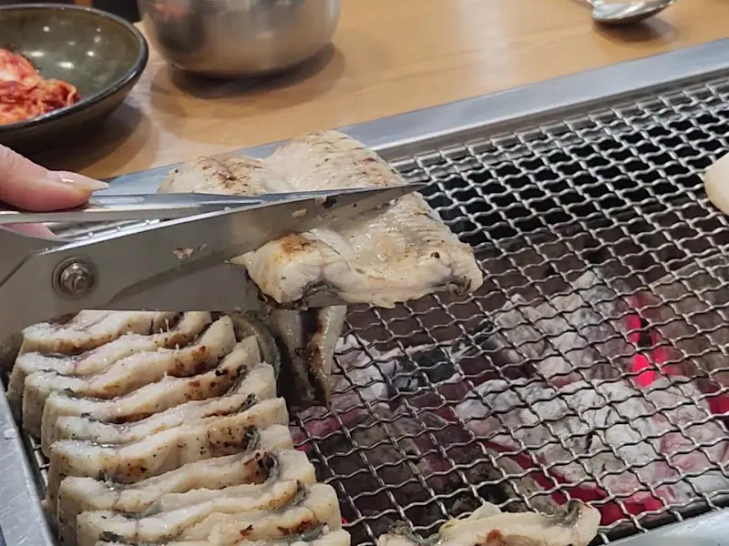 장어를 먹기 좋게 자르는 모습