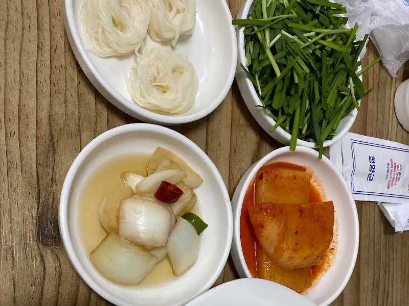 정갈하게 담긴 밑반찬