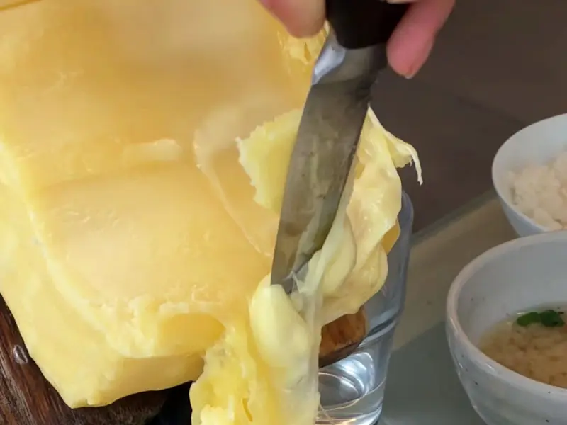 라클렛 치즈를 녹이는 모습