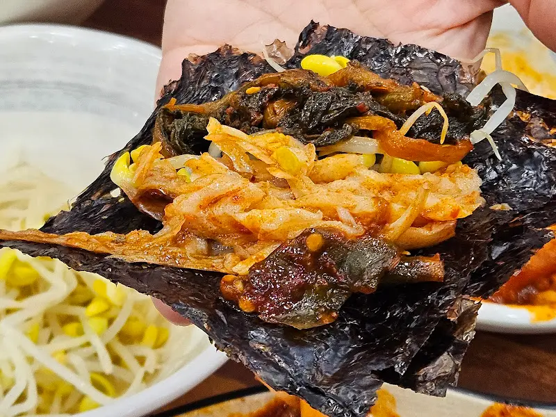 김에 코다리찜을 싸 먹는 모습