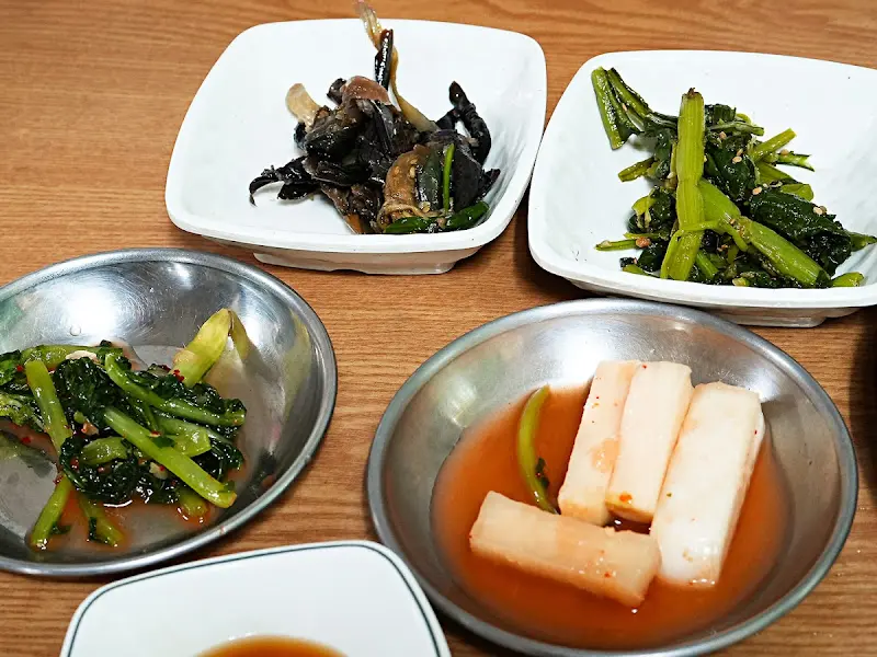 정갈하게 담긴 다양한 종류의 반찬들