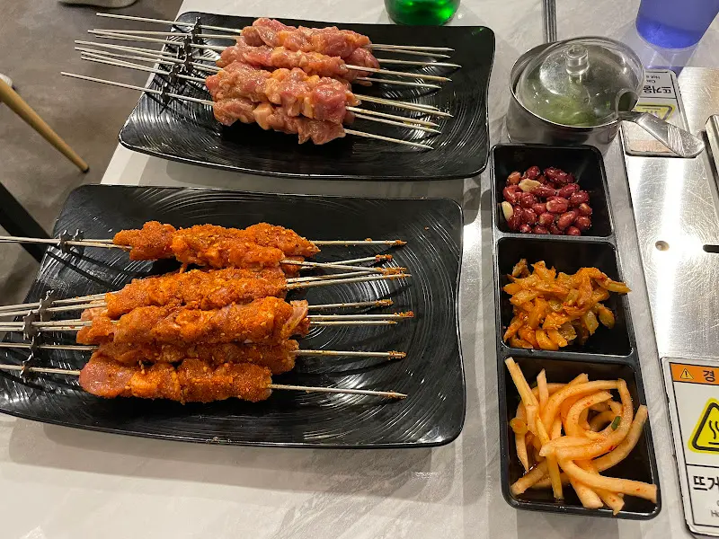 양념 양꼬치와 기본 양꼬치의 아름다운 자태