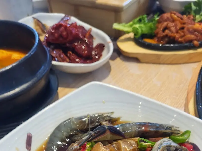 한상 가득 차려진 시그니처 정식