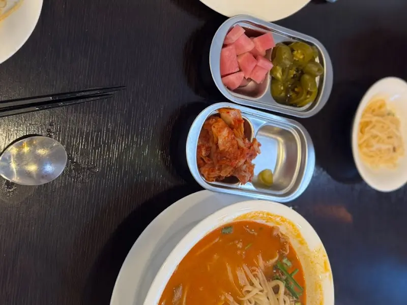 정갈하게 담겨 나온 반찬들