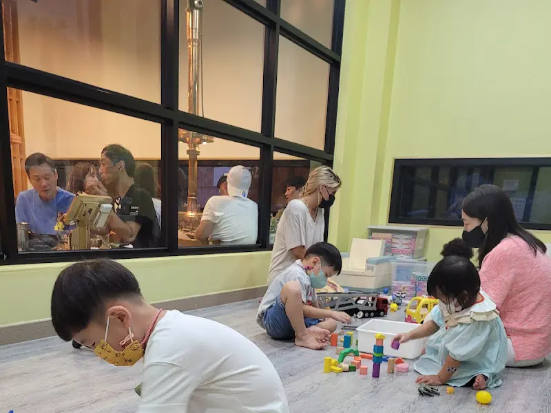 아이들이 실내 놀이방에서 즐겁게 놀고 있는 모습