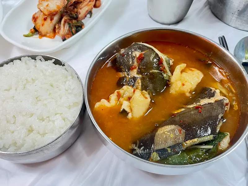 메기 매운탕과 밥