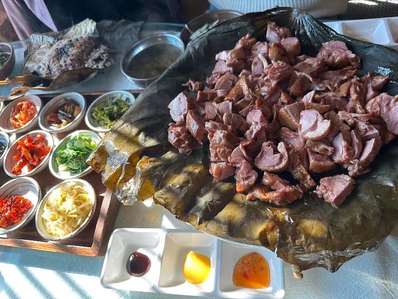 연잎밥과 오리훈제, 그리고 정갈한 반찬들