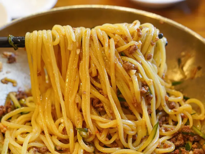 하얀백년짜장의 면을 들어 올린 모습