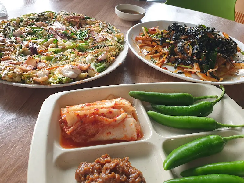 다양한 곁들임 반찬과 함께 제공되는 브런치 메뉴