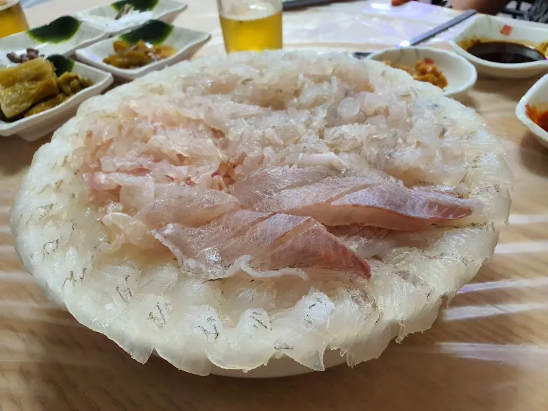 세꼬시가 곁들여진 모듬회 한상차림